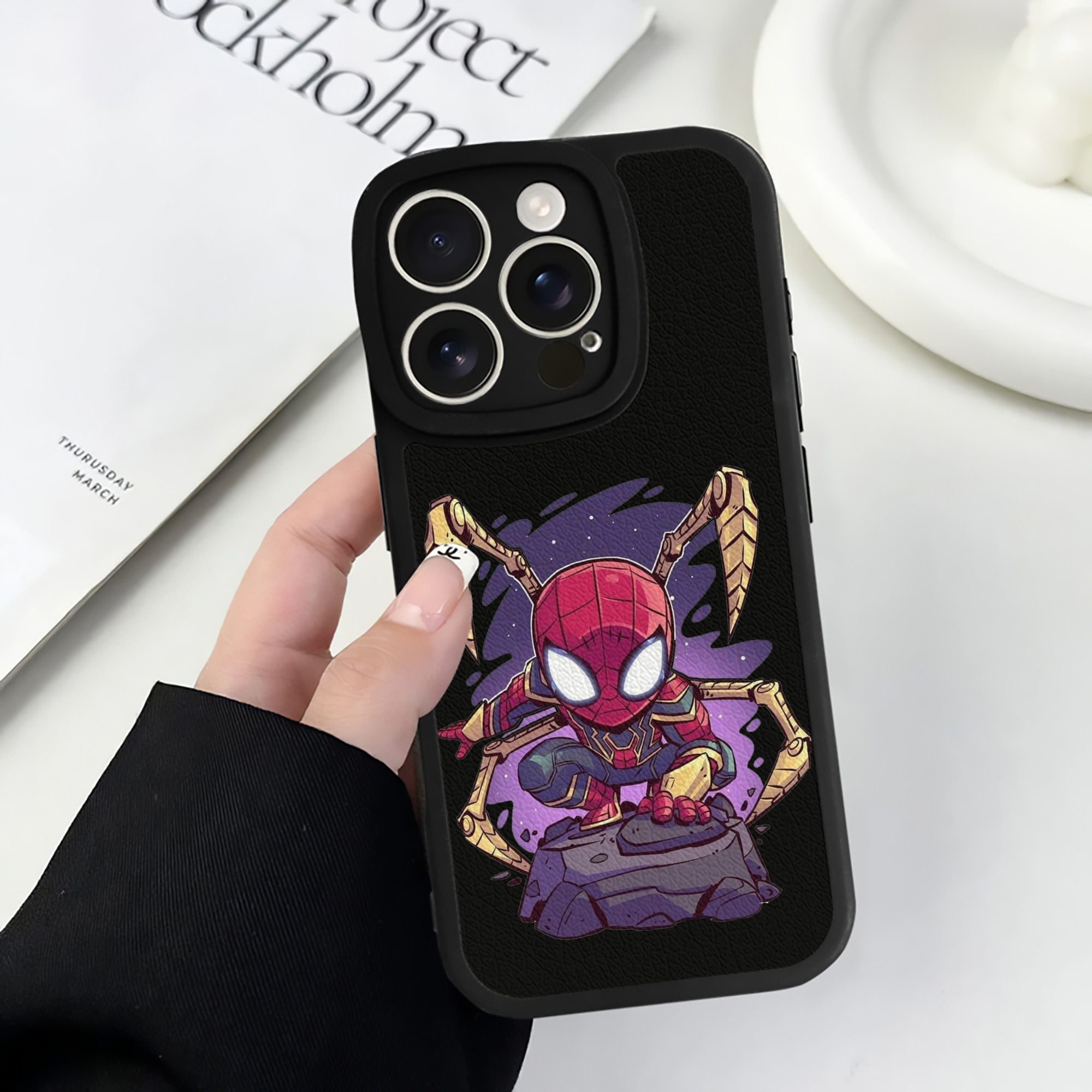 （画像用） アベンジャーズ The Avengers 【iPhone 16シリーズ対応】シリコンスマホケース（レザー調） 材質：シリコン